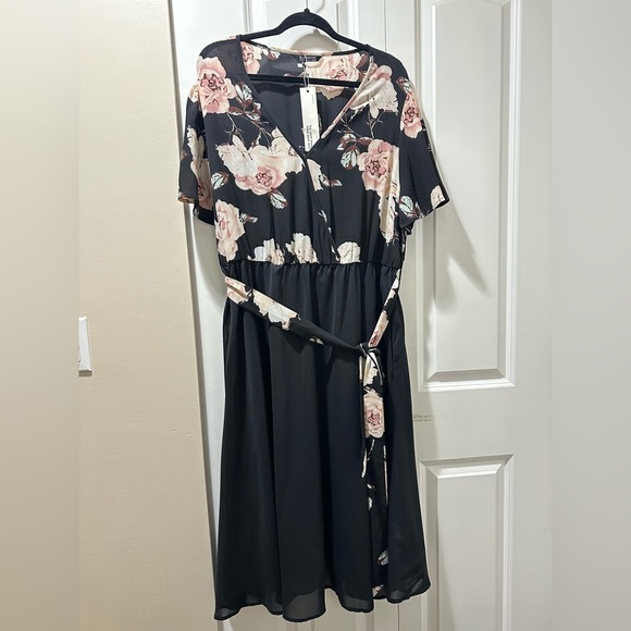 BloomChic Plus Size 2XL Black Floral Printed Pocket Surplice Belted Midi Dress - Picture 5 of 6